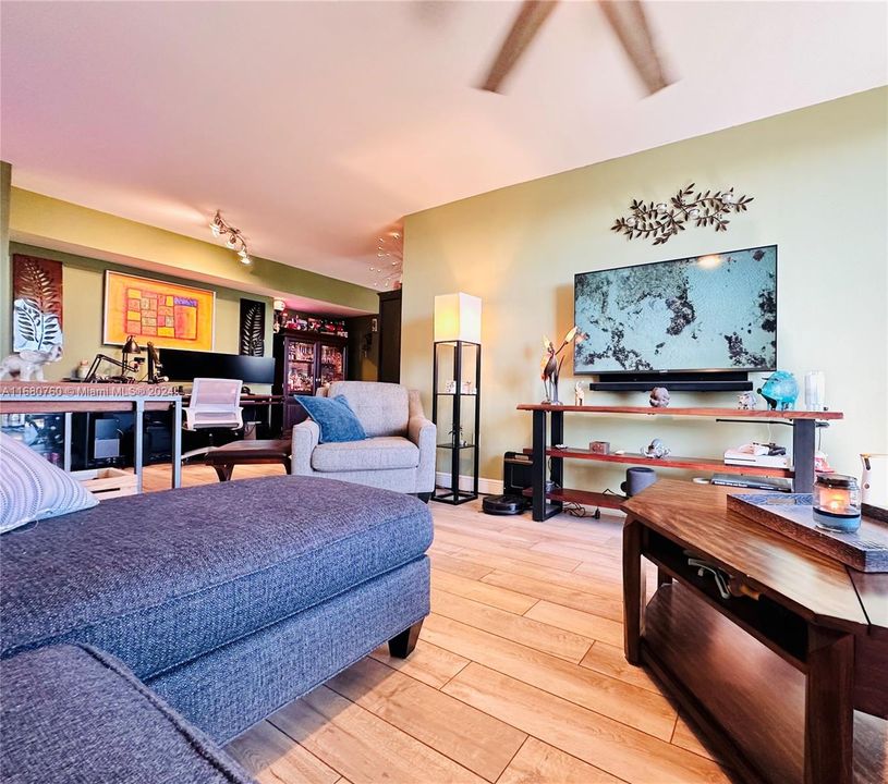 For Sale: $549,900 (2 beds, 2 baths, 1120 Square Feet)