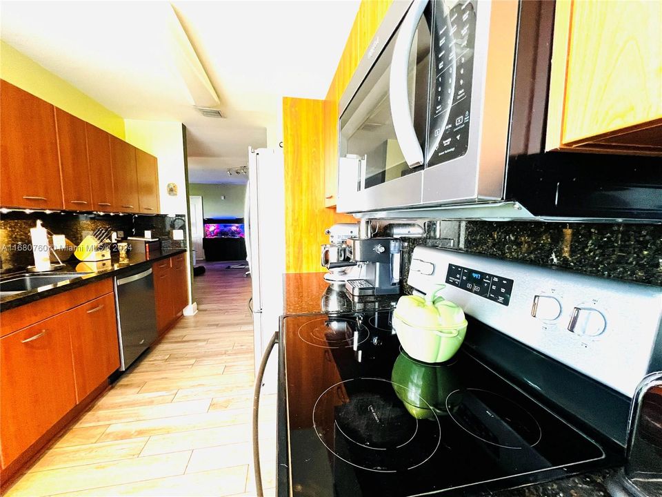 For Sale: $549,900 (2 beds, 2 baths, 1120 Square Feet)