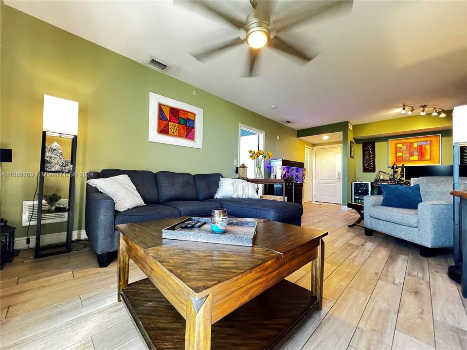 For Sale: $549,900 (2 beds, 2 baths, 1120 Square Feet)