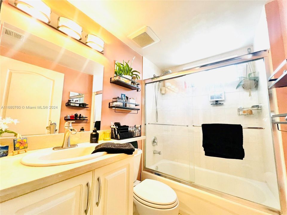 For Sale: $549,900 (2 beds, 2 baths, 1120 Square Feet)