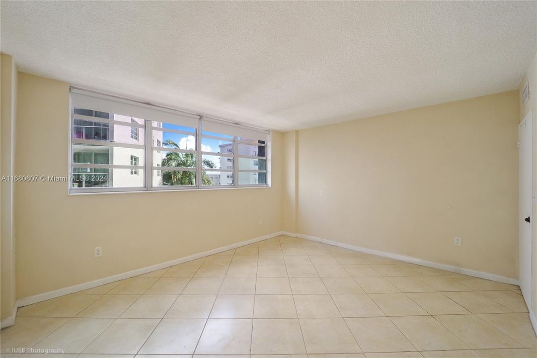 For Sale: $365,000 (1 beds, 1 baths, 920 Square Feet)