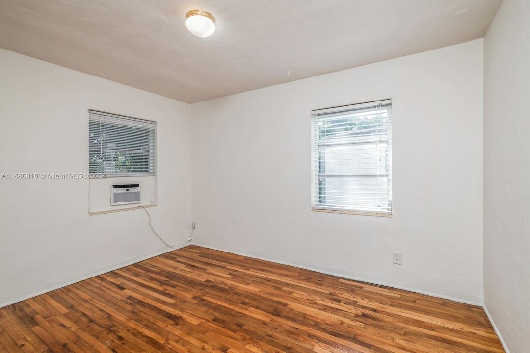 Recently Rented: $2,200 (2 beds, 1 baths, 885 Square Feet)