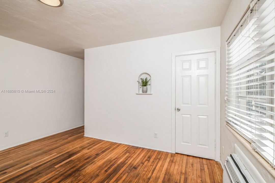 Wonderful Coral Gables. Second floor unit. Clean and ready to move it. Lots of natural light. Great condition !