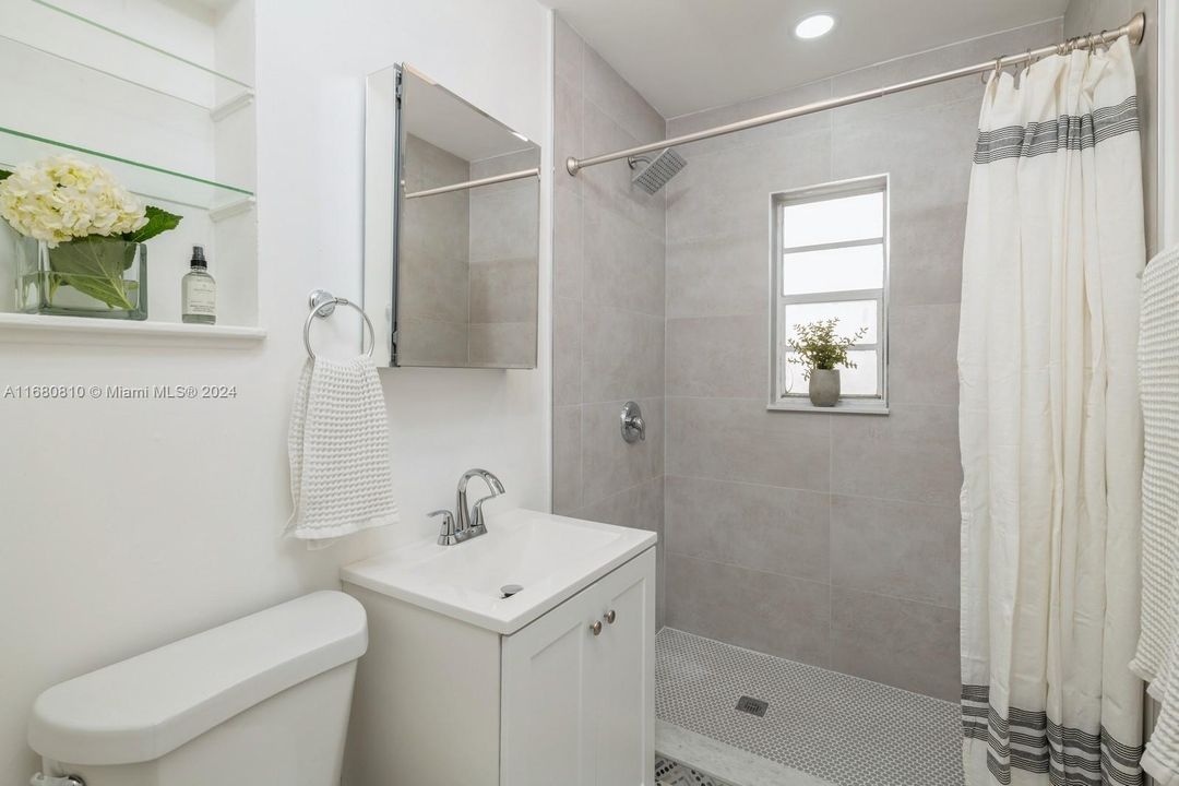 Recently Rented: $2,200 (2 beds, 1 baths, 885 Square Feet)