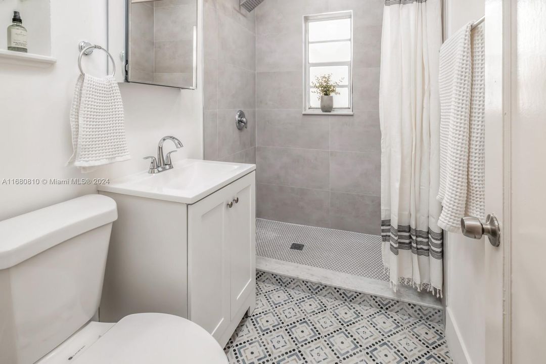 Recently Rented: $2,200 (2 beds, 1 baths, 885 Square Feet)