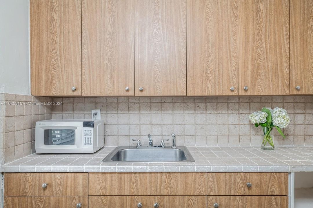 Recently Rented: $2,200 (2 beds, 1 baths, 885 Square Feet)