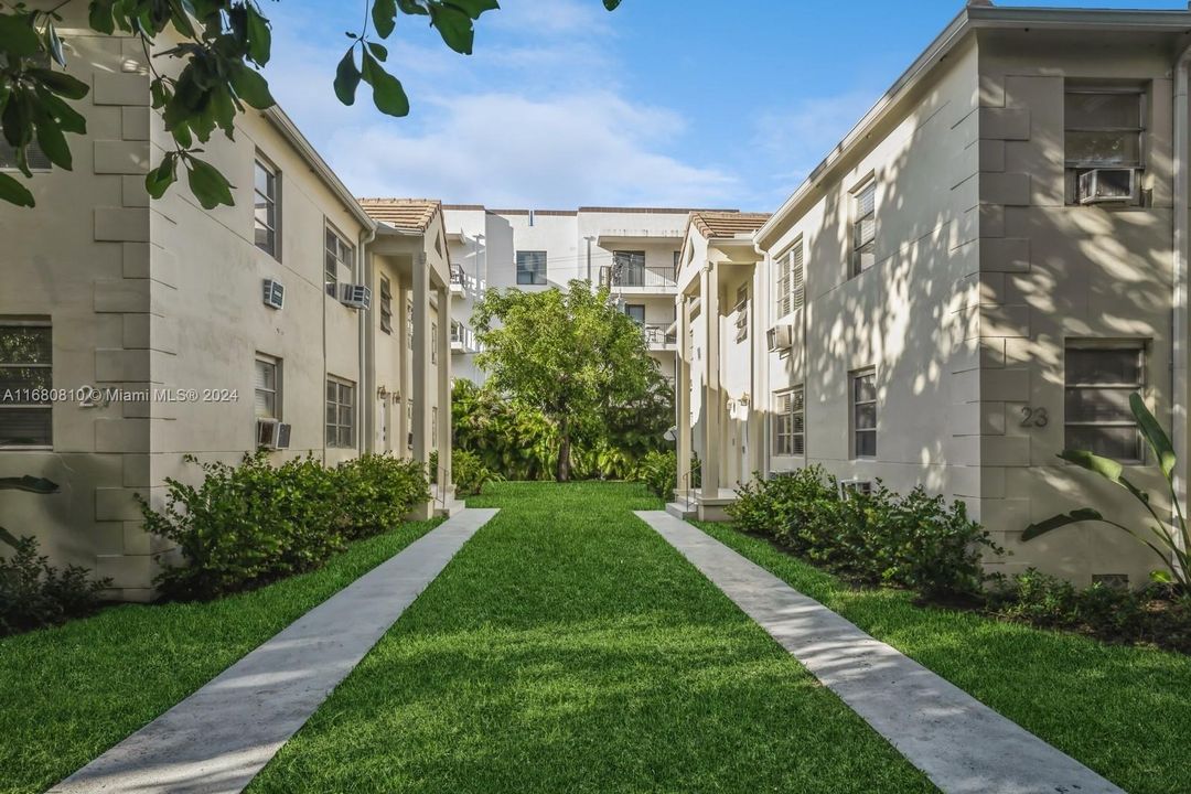 Coral Gables. 2 bedroom apt for rent. Beautiful wood flooring. With street parking just outside