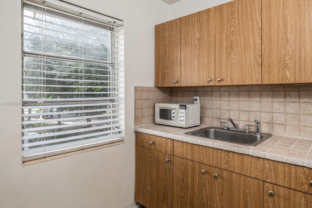 Recently Rented: $2,200 (2 beds, 1 baths, 885 Square Feet)