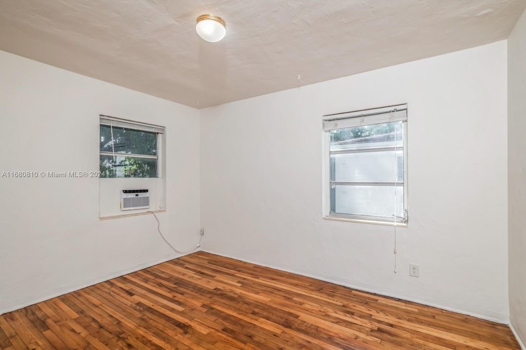 Recently Rented: $2,200 (2 beds, 1 baths, 885 Square Feet)