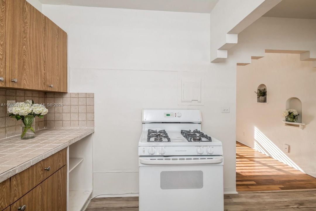 Recently Rented: $2,200 (2 beds, 1 baths, 885 Square Feet)