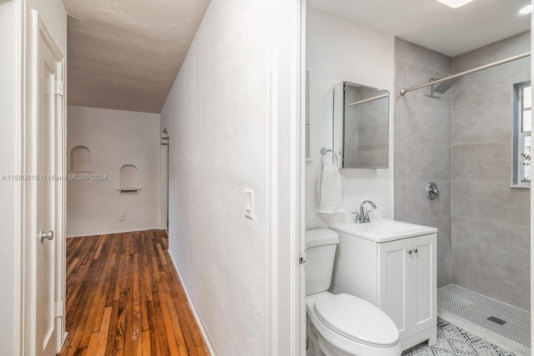 Recently Rented: $2,200 (2 beds, 1 baths, 885 Square Feet)