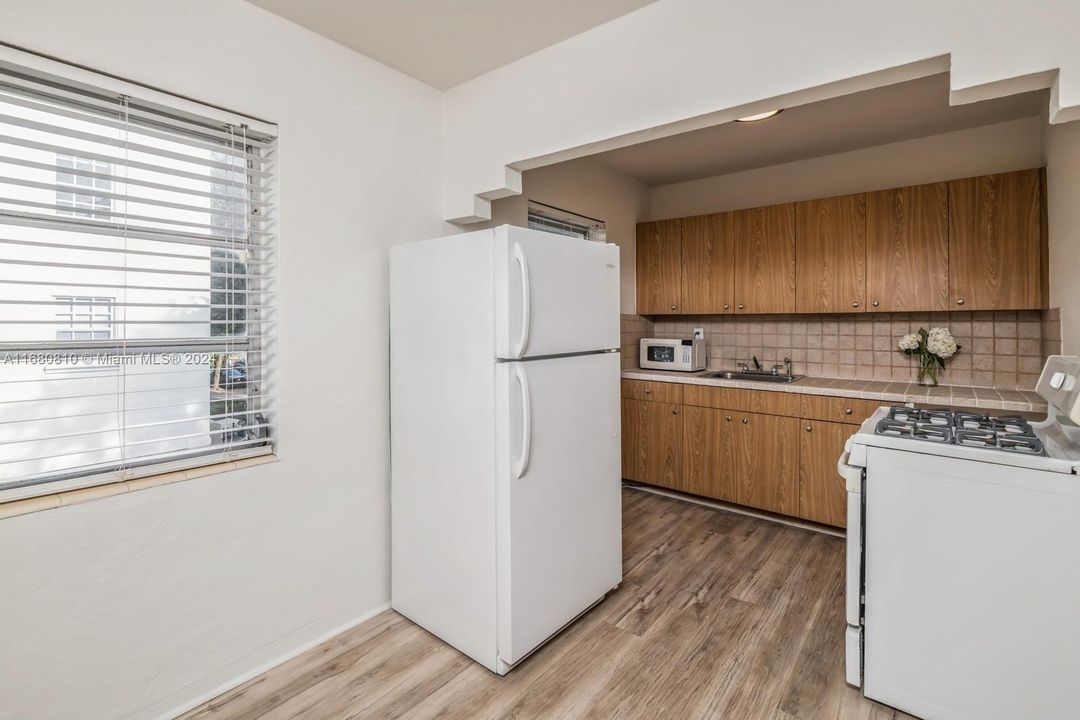 Recently Rented: $2,200 (2 beds, 1 baths, 885 Square Feet)