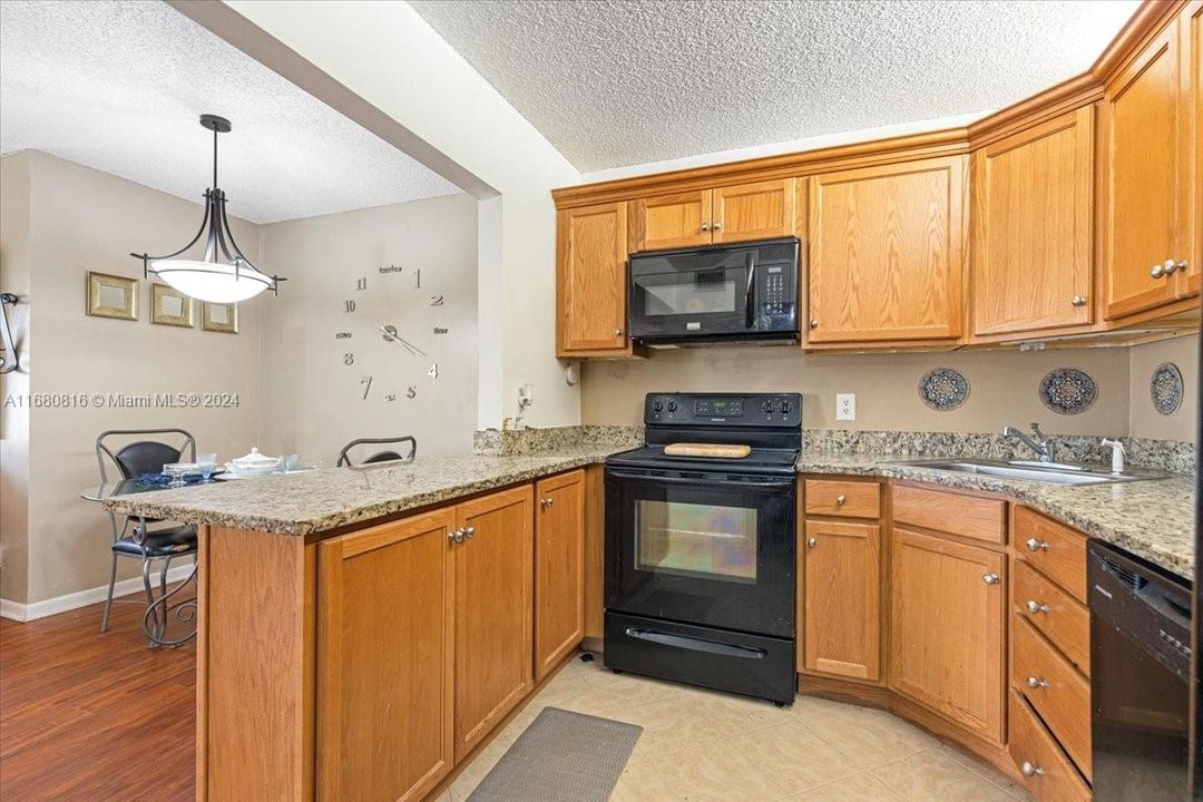 For Sale: $145,000 (2 beds, 2 baths, 924 Square Feet)