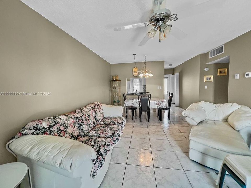 For Sale: $129,000 (2 beds, 2 baths, 870 Square Feet)