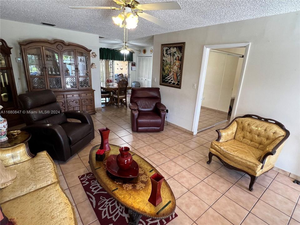 For Sale: $410,000 (3 beds, 1 baths, 980 Square Feet)