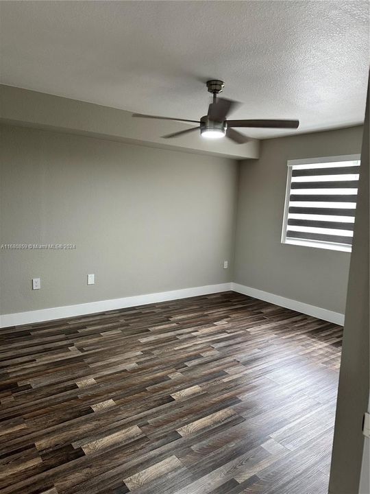 Active With Contract: $1,800 (1 beds, 1 baths, 650 Square Feet)