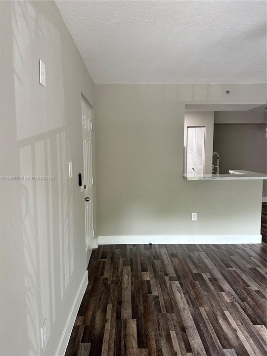 Active With Contract: $1,800 (1 beds, 1 baths, 650 Square Feet)