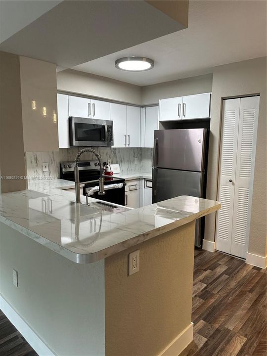 Active With Contract: $1,800 (1 beds, 1 baths, 650 Square Feet)