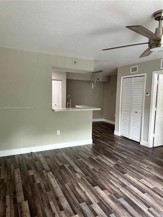 Active With Contract: $1,800 (1 beds, 1 baths, 650 Square Feet)