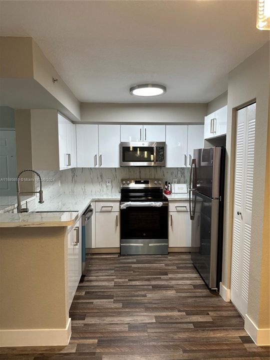 Active With Contract: $1,800 (1 beds, 1 baths, 650 Square Feet)