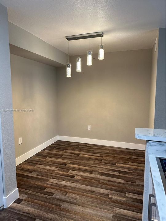 Active With Contract: $1,800 (1 beds, 1 baths, 650 Square Feet)