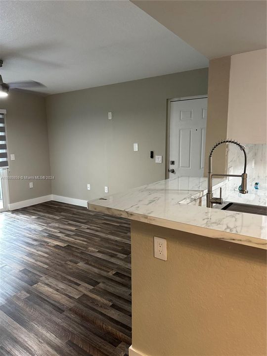 Active With Contract: $1,800 (1 beds, 1 baths, 650 Square Feet)