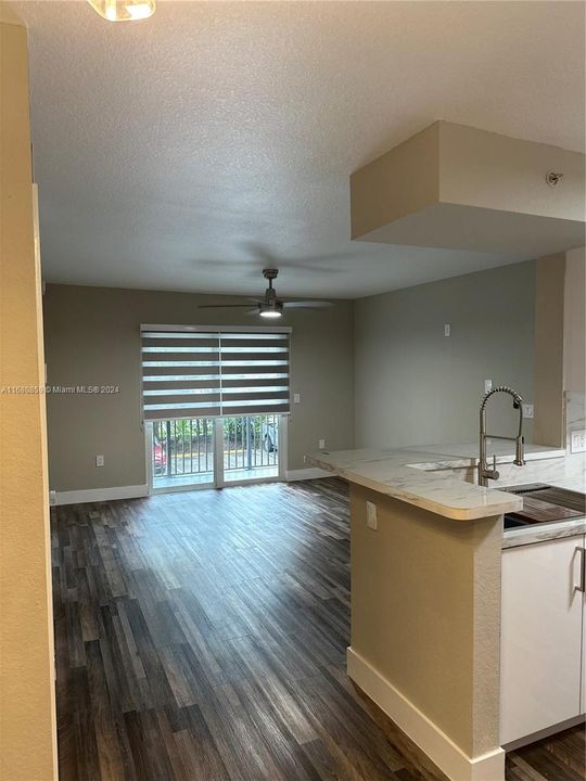 Active With Contract: $1,800 (1 beds, 1 baths, 650 Square Feet)