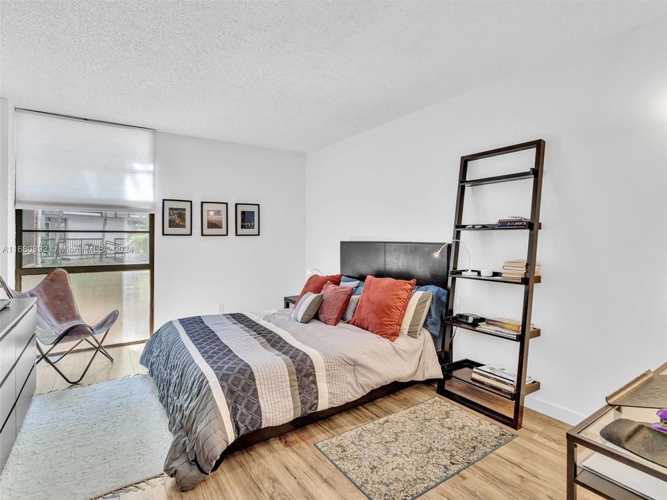 For Sale: $200,000 (1 beds, 1 baths, 717 Square Feet)