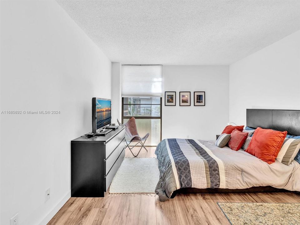 For Sale: $200,000 (1 beds, 1 baths, 717 Square Feet)