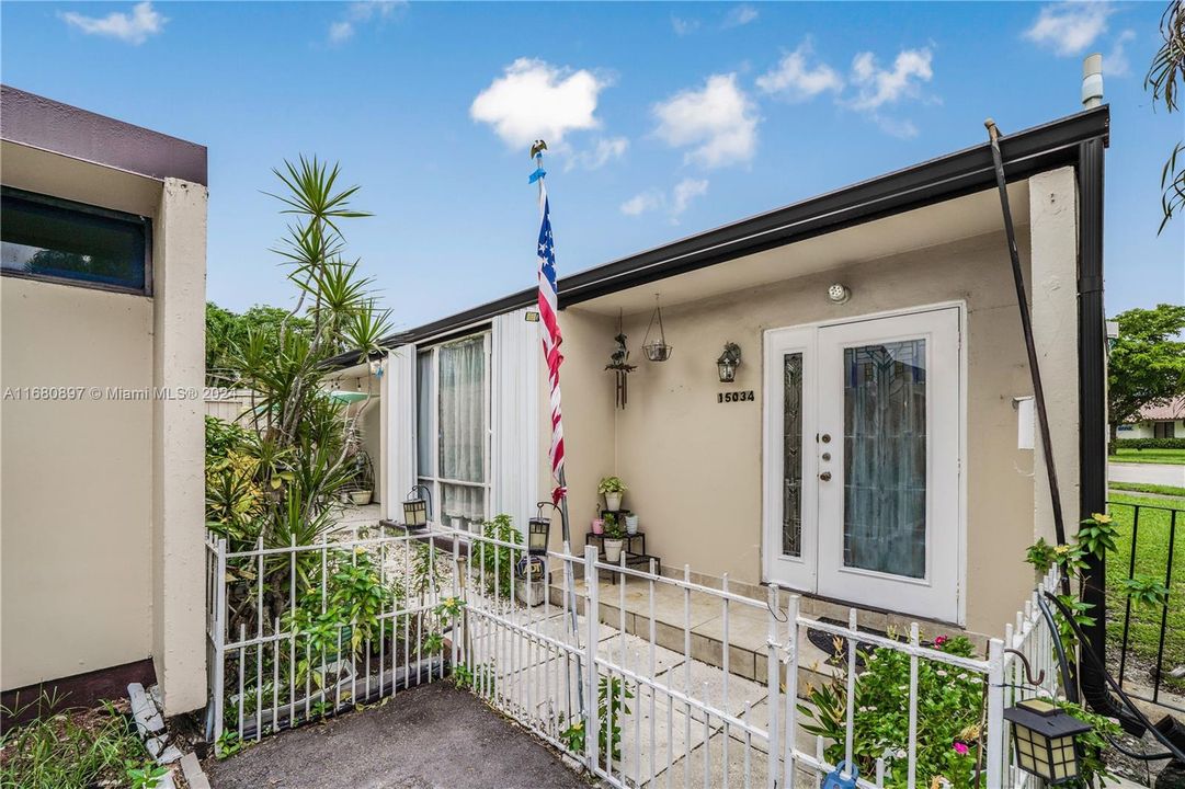 For Sale: $299,000 (2 beds, 2 baths, 720 Square Feet)