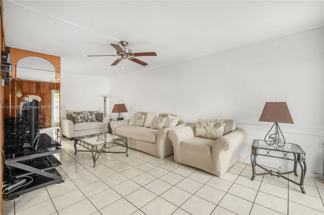 For Sale: $299,000 (2 beds, 2 baths, 720 Square Feet)