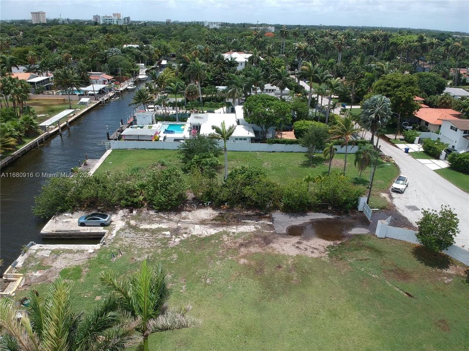 En Venta: $3,500,000 (0.30 acres)