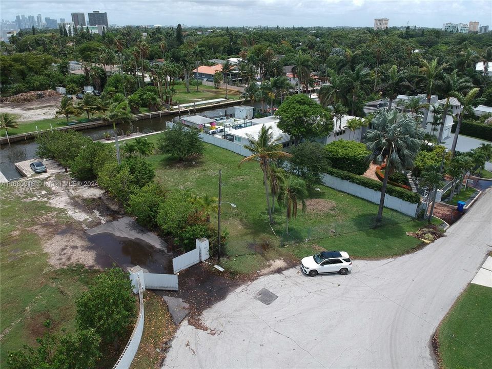 En Venta: $3,500,000 (0.30 acres)