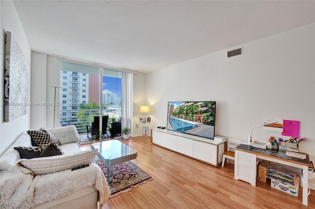 For Sale: $439,526 (2 beds, 2 baths, 1073 Square Feet)