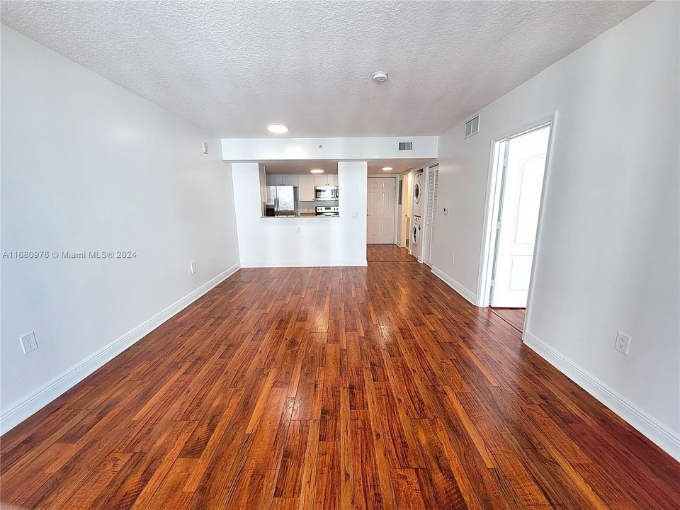 For Sale: $349,000 (1 beds, 1 baths, 781 Square Feet)