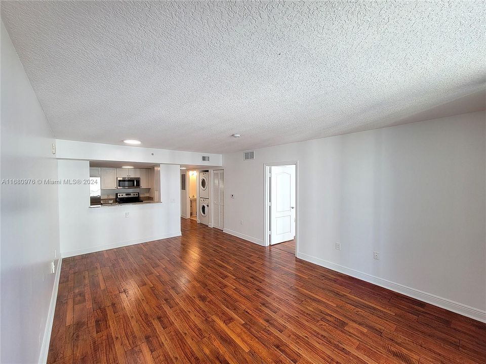 For Sale: $349,000 (1 beds, 1 baths, 781 Square Feet)