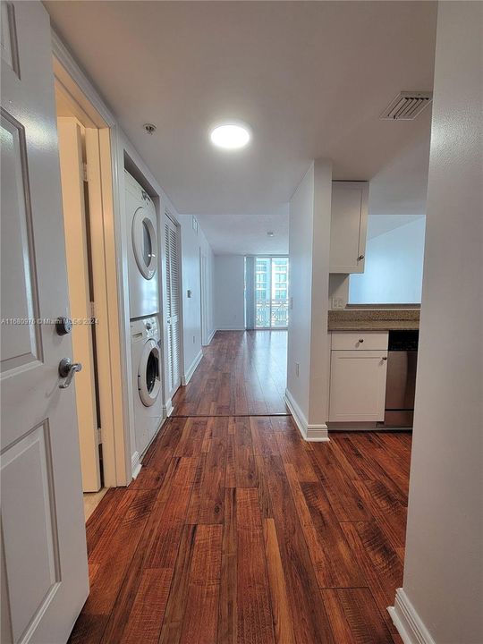 For Sale: $349,000 (1 beds, 1 baths, 781 Square Feet)