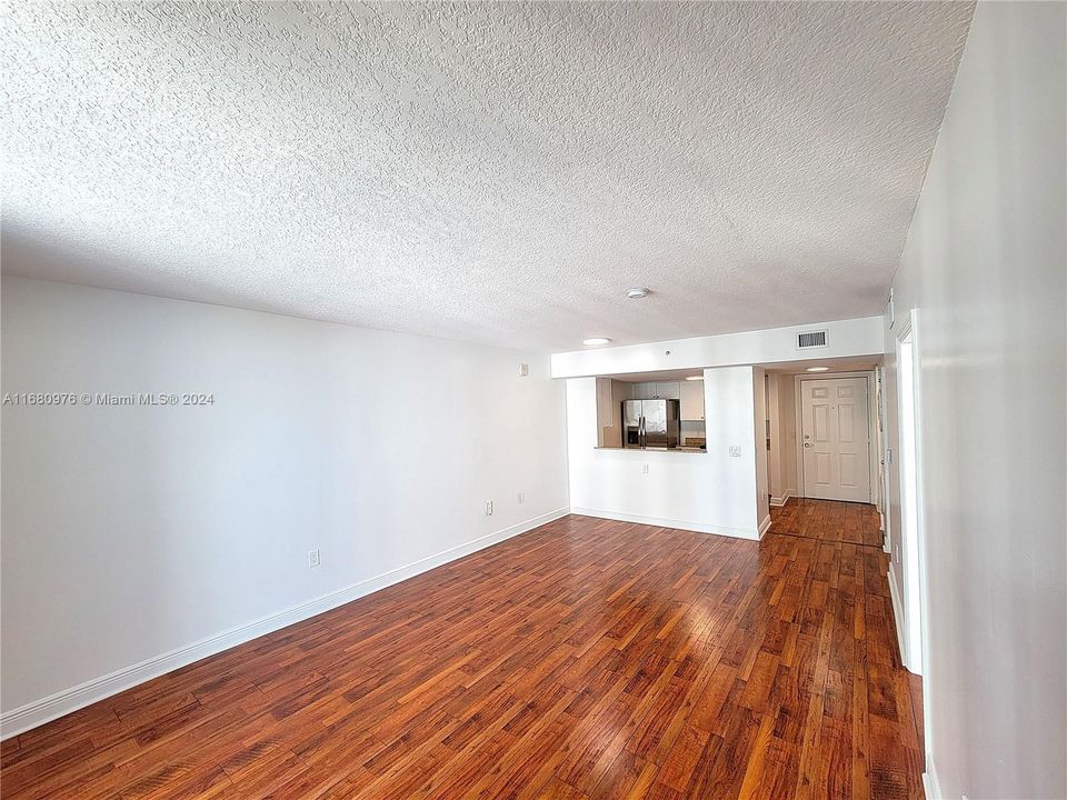 For Sale: $349,000 (1 beds, 1 baths, 781 Square Feet)