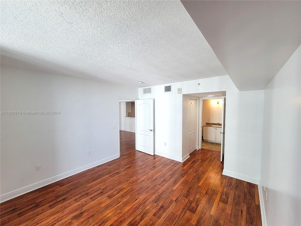 For Sale: $349,000 (1 beds, 1 baths, 781 Square Feet)