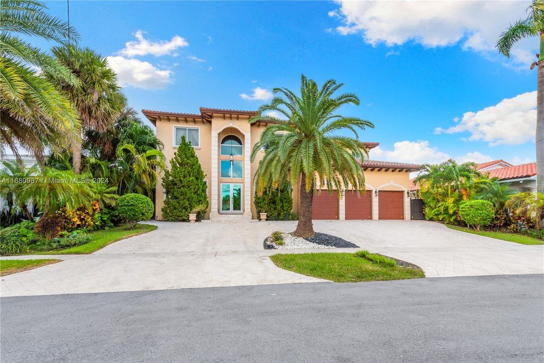 For Sale: $7,950,000 (5 beds, 4 baths, 5697 Square Feet)