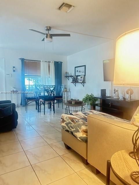 En Venta: $355,000 (2 camas, 1 baños, 880 Pies cuadrados)