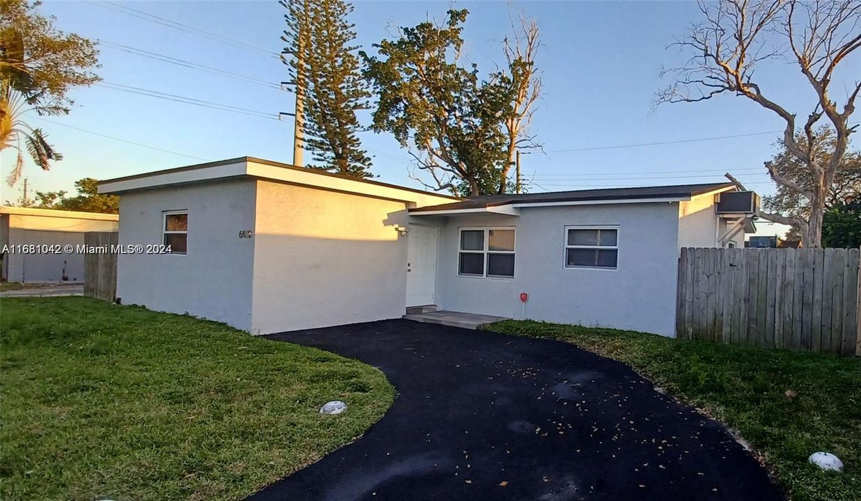 Active With Contract: $3,100 (4 beds, 2 baths, 1347 Square Feet)