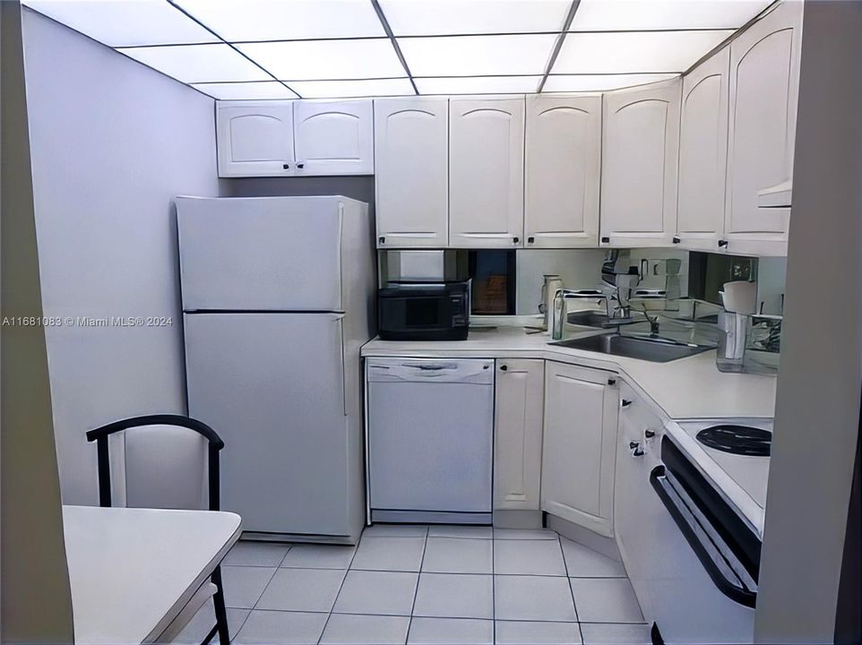 For Sale: $219,000 (1 beds, 1 baths, 828 Square Feet)