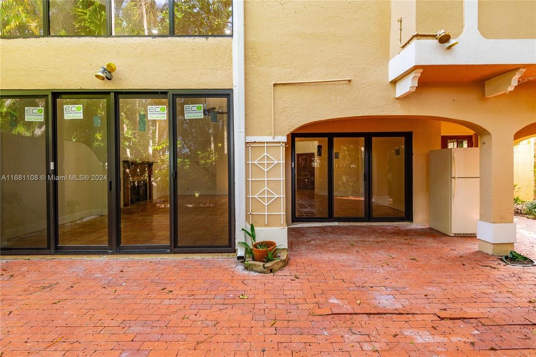 En Venta: $749,000 (3 camas, 3 baños, 2710 Pies cuadrados)