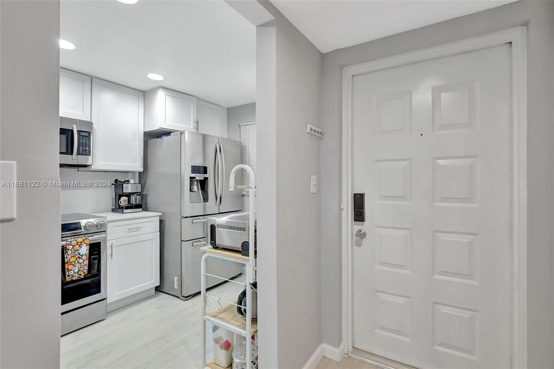 For Sale: $278,900 (2 beds, 2 baths, 976 Square Feet)