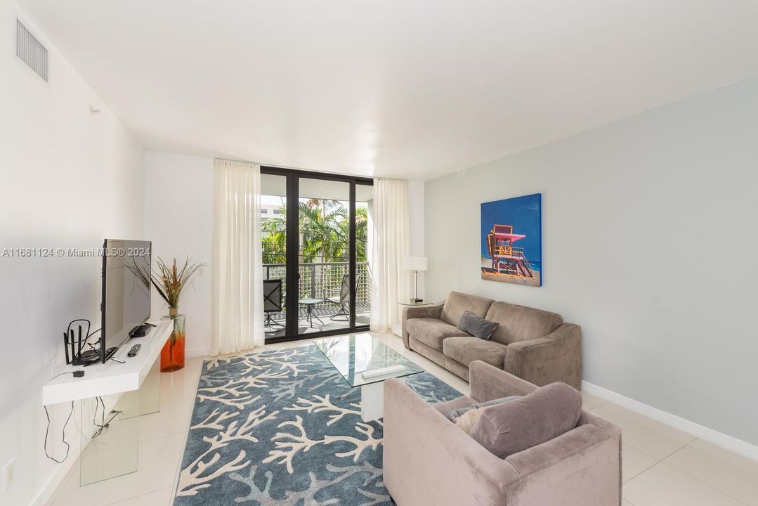 For Sale: $675,000 (2 beds, 2 baths, 1236 Square Feet)