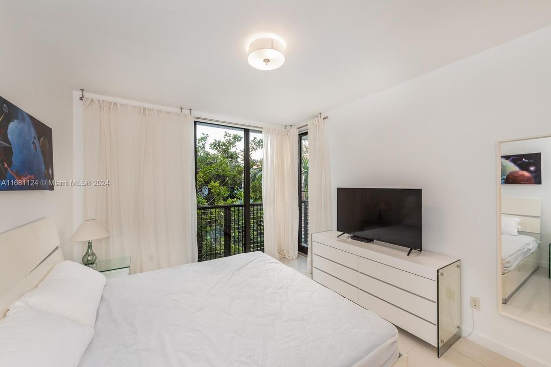 For Sale: $675,000 (2 beds, 2 baths, 1236 Square Feet)