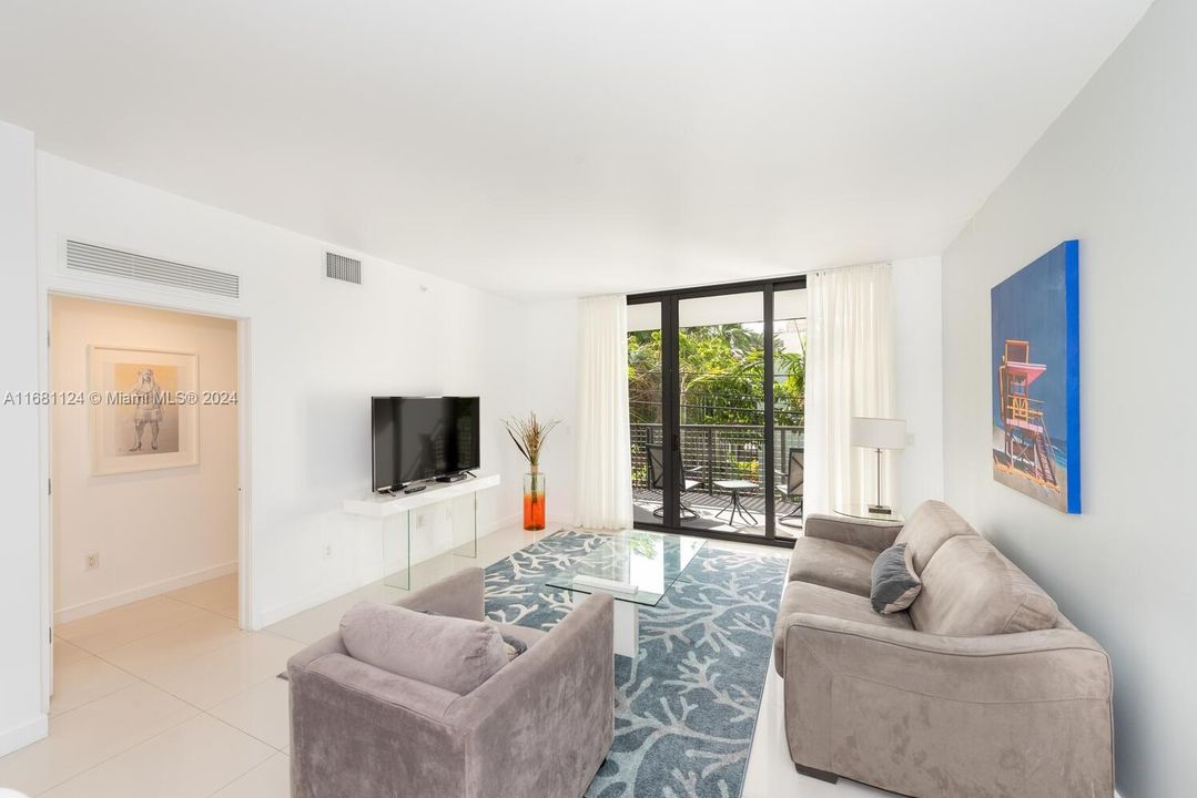 For Sale: $675,000 (2 beds, 2 baths, 1236 Square Feet)