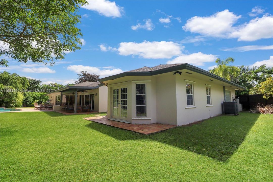 For Sale: $1,750,000 (5 beds, 3 baths, 3985 Square Feet)