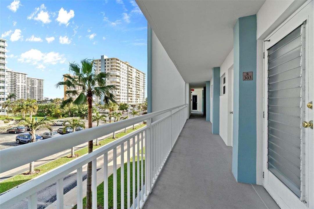 For Sale: $374,000 (2 beds, 2 baths, 1000 Square Feet)